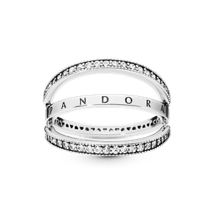 Anillo con Corazones y Logotipo de Pandora Signature