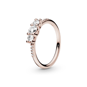 Anillo con Tres Piedras Transparentes Recubrimiento en Oro Rosa de 14K
