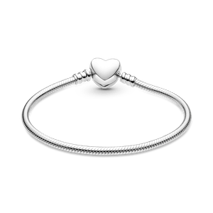 Brazalete Pandora Moments cadena de serpiente con broche de corazón .